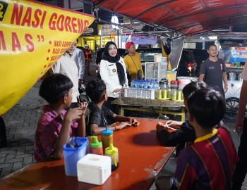 Walikota Eva Dwiana Bagikan Kompor Gas Gratis untuk Pelaku UMKM